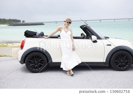 一名年輕女子開車 130602758