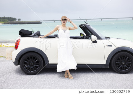 一名年輕女子開車 130602759