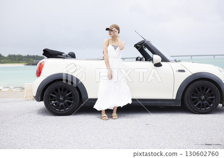 一名年輕女子開車 130602760