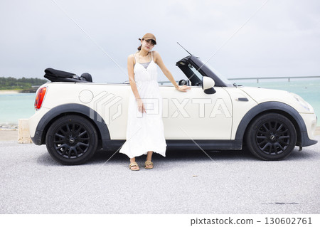 一名年輕女子開車 130602761