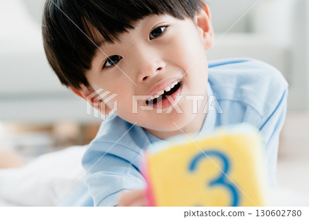 男孩玩數字骰子 130602780