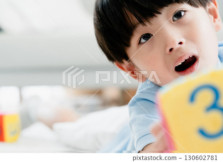 男孩玩數字骰子 130602781
