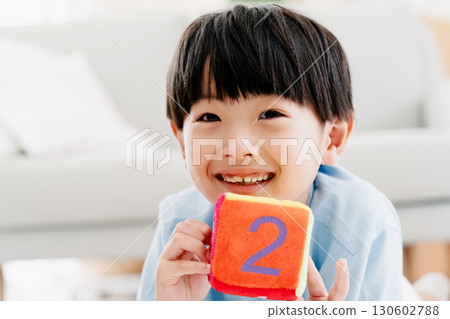 男孩玩數字骰子 130602788