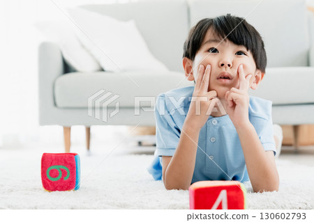 男孩玩數字骰子 130602793