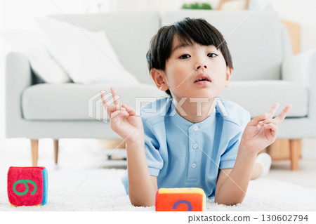 男孩玩數字骰子 130602794