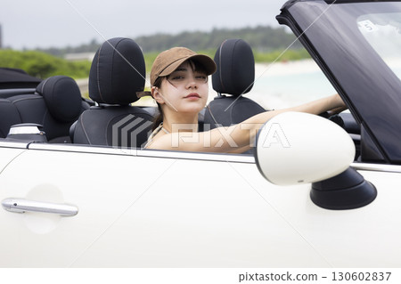 開車的可愛女人 130602837