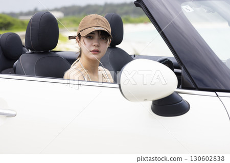 開車的可愛女人 130602838
