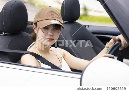 開車的可愛女人 130602839