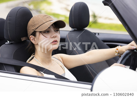 開車的可愛女人 130602840