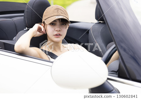 開車的可愛女人 130602841