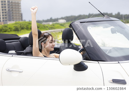 一名年輕女子開車 130602864