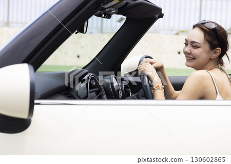 開車的可愛女人 130602865