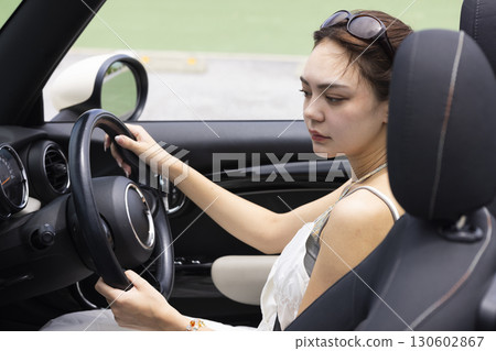 開車的可愛女人 130602867