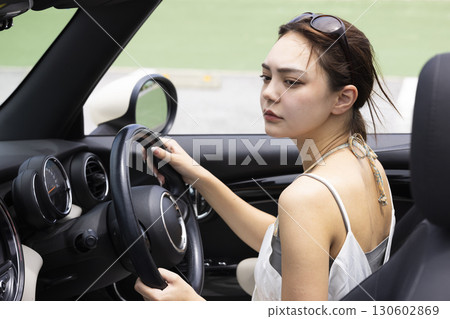 開車的可愛女人 130602869