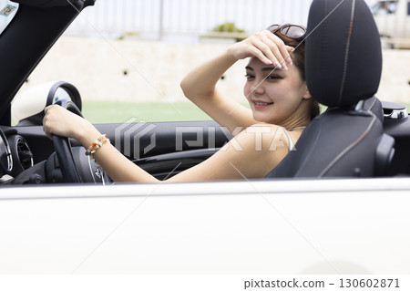 開車的可愛女人 130602871