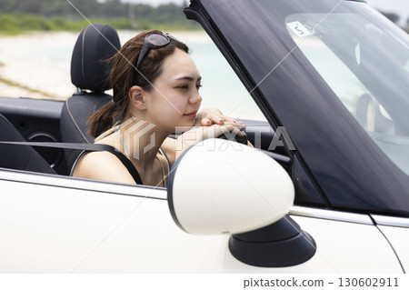 開車的可愛女人 130602911