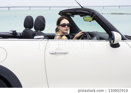 開車的可愛女人 130602918