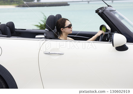 開車的可愛女人 130602919