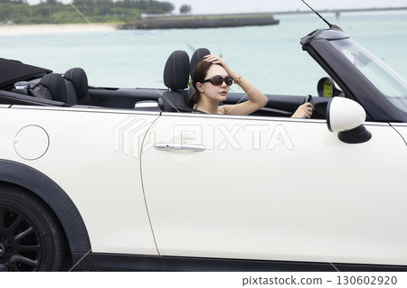 開車的可愛女人 130602920