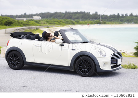 開車的可愛女人 130602921