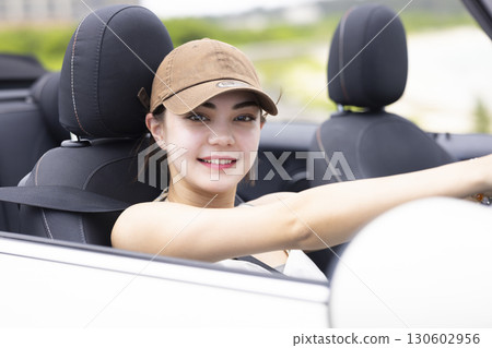 開車的可愛女人 130602956