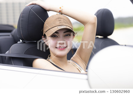 開車的可愛女人 130602960