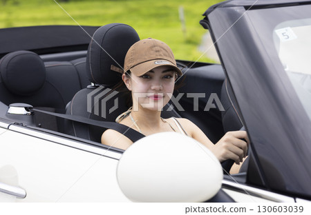 開車的可愛女人 130603039