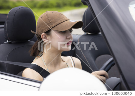 開車的可愛女人 130603040