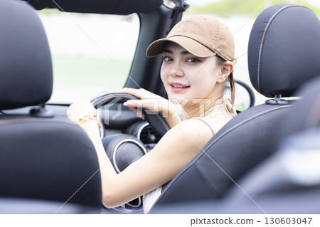 開車的可愛女人 130603047