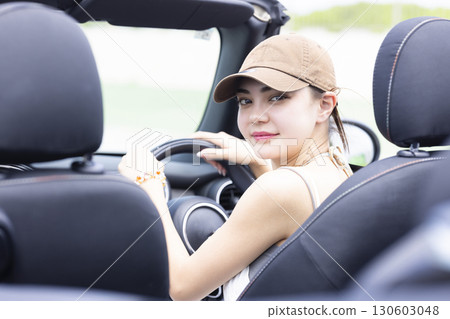 開車的可愛女人 130603048