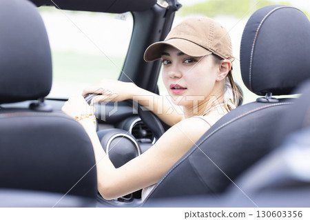 開車的可愛女人 130603356