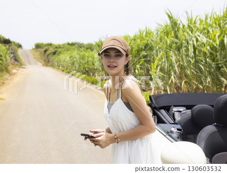 一位年輕女子開車遊覽沖繩 130603532