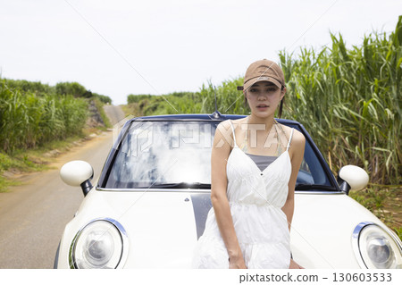 一位年輕女子開車遊覽沖繩 130603533