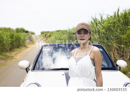 一位年輕女子開車遊覽沖繩 130603535