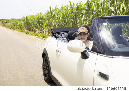 一位年輕女子開車遊覽沖繩 130603536