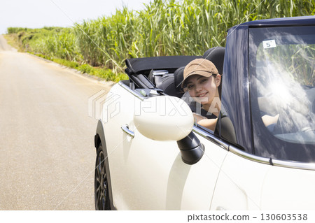 一位年輕女子開車遊覽沖繩 130603538