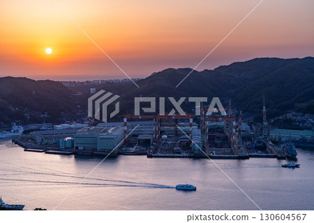 Nagasaki Prefecture: Evening view of the Nagasaki Port Shipyard and Mount Nabekanmuri 130604567