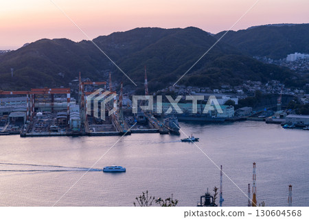 Nagasaki Prefecture: Evening view of the Nagasaki Port Shipyard and Mount Nabekanmuri 130604568