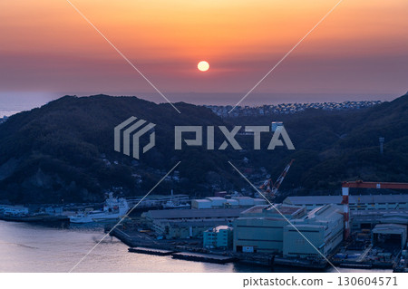Nagasaki Prefecture: Evening view of the Nagasaki Port Shipyard and Mount Nabekanmuri 130604571