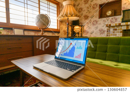 在復古的房間工作 在復古的房間工作 130604857