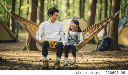 父母和孩子在吊床上休息、露營和戶外活動 130605406