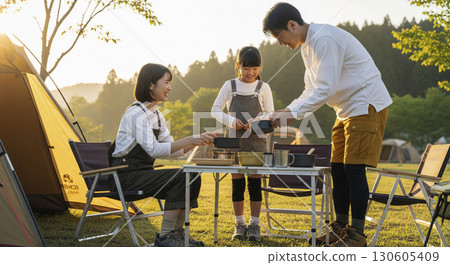 兒童和父母幫忙準備早餐戶外露營 兒童和父母幫忙準備早餐戶外露營 130605409