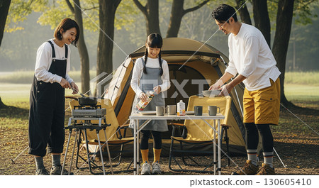 兒童和父母幫忙準備早餐戶外露營 兒童和父母幫忙準備早餐戶外露營 130605410