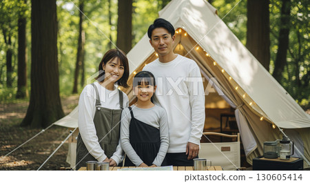 家庭在戶外露營帳篷前排隊 130605414