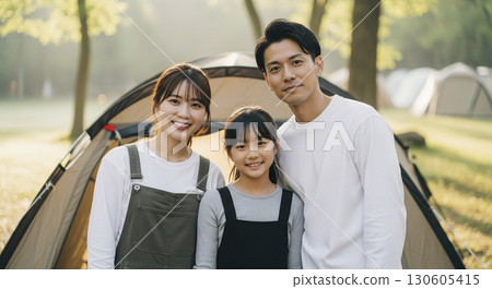 家庭在戶外露營帳篷前排隊 130605415