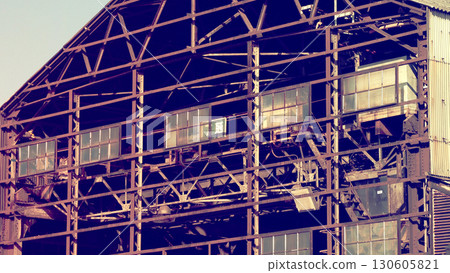 一座巨大的廢棄工廠正在拆除，那裡仍然流傳著令人毛骨悚然的謠言 130605821