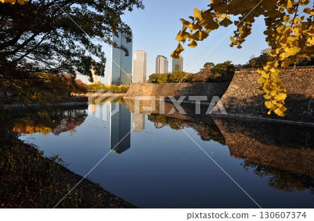 11月深秋時節大阪城護城河的水面 130607374