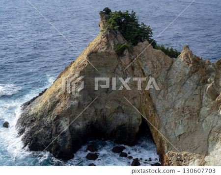 波光粼粼的大海和岩石馬，烏瑪岩 130607703