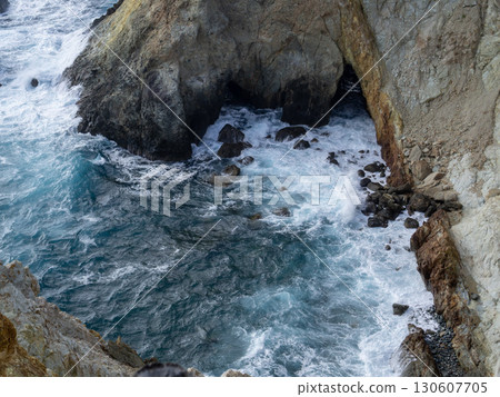 波光粼粼的大海和岩石馬，烏瑪岩 130607705