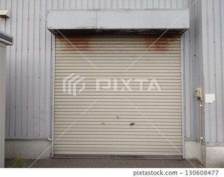 商店內安裝的用於運送商品的閘門 130608477